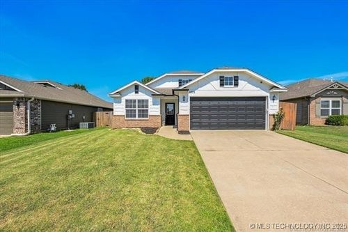 10712 N 152nd East Ave, Owasso, OK, 74055-6384 | Card Image