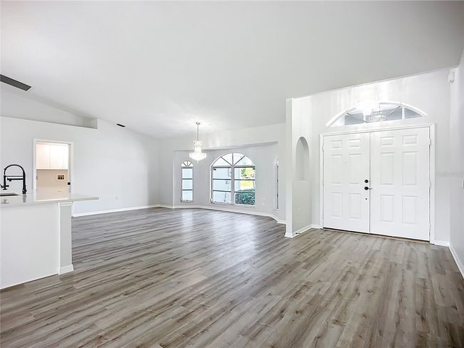 Front entrance/sitting area | Image 5