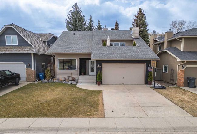1048 Deer River Circle Se, Home with 4 bedrooms, 3 bathrooms and 4 parking in Calgary AB | Image 2