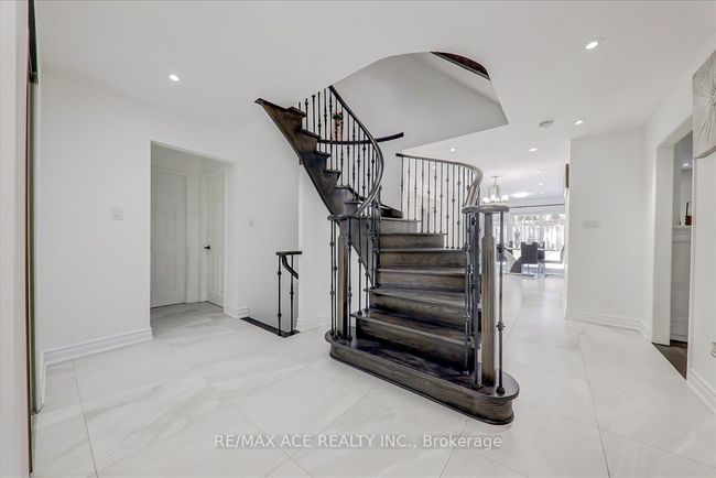 1579 Heathside Cres, House other with 7 bedrooms, 6 bathrooms and 4 parking in Pickering ON | Image 5
