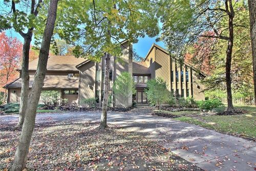 2565 Cedarwood Rd, Pepper Pike, OH, 44124-4247 | Card Image