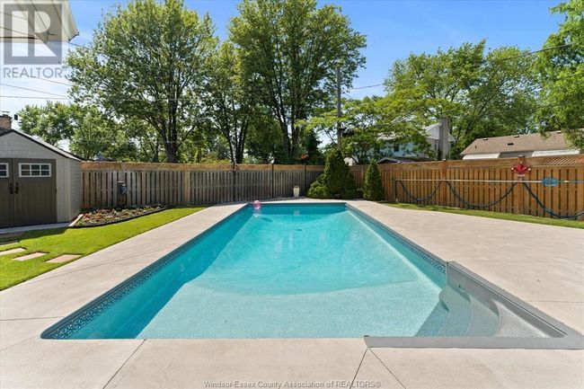 1568 St Gabriel Crt, Home with 3 bedrooms, 2 bathrooms and null parking in Windsor ON | Image 34