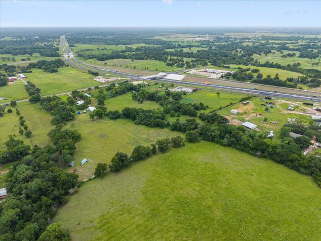 17645 Highway 6, Home with 3 bedrooms, 3 bathrooms and 2 parking in Navasota TX | Image 4