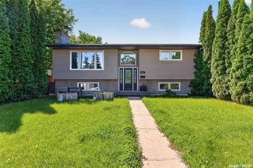 1207 Grandview St W, House with 4 bedrooms, 2 bathrooms and 4 parking in Moose Jaw SK | Card Image