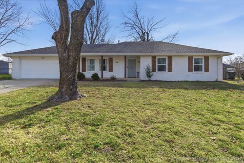 11809 N 104th East Ave, Collinsville, OK, 74021-4825 | Card Image