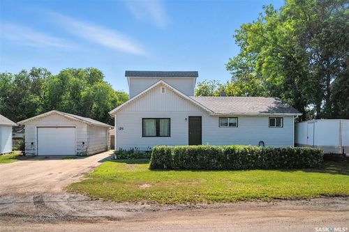 125 2nd Ave, Osler, SK, S0K | Card Image