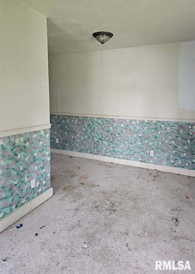 113 S Franklin St, House other with 5 bedrooms, 2 bathrooms and null parking in Camp Point IL | Image 16