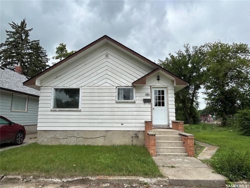 806 5 Th Ave Sw, House with 2 bedrooms, 1 bathrooms and 4 parking in Moose Jaw SK | Card Image