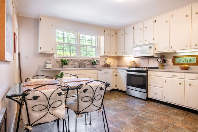 Spacious Eat-In Kitchen | Image 29