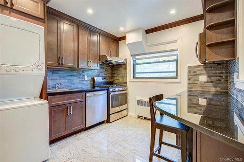 132b2-7401 220th St, Oakland Gardens, NY, 11364-3015 | Card Image