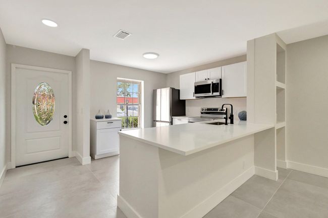 733 Nantucket Cir, Condo with 2 bedrooms, 2 bathrooms and null parking in Lake Worth FL | Image 7