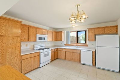 8662 Ballycastle Lane, Townhouse with 2 bedrooms, 2 bathrooms and 2 parking in Tinley Park IL | Image 2