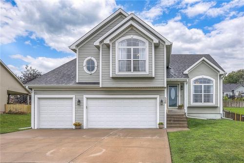 520 Johnston Pkwy, Raymore, MO, 64083-8395 | Card Image