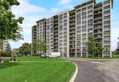 1I - 8809 W Golf Road, Condo with 2 bedrooms, 2 bathrooms and 2 parking in Niles IL | Image 1