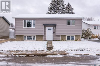 56 Kemp Cres, House other with 3 bedrooms, 2 bathrooms and null parking in Prince Albert SK | Image 2