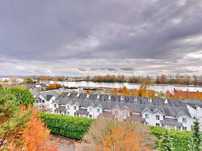 803 - 2733 Chandlery Pl, Condo with 1 bedrooms, 1 bathrooms and 1 parking in Vancouver BC | Image 3