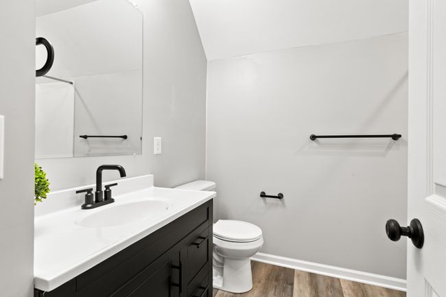 Another view of the full bathroom. | Image 19
