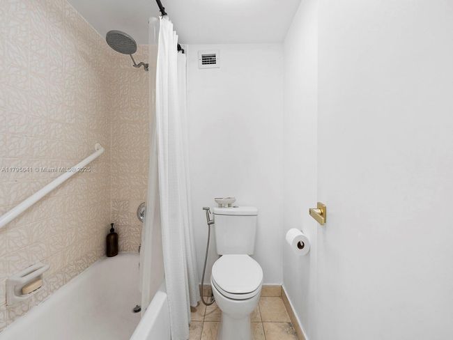 APT-1015 - 6039 Collins Ave, Condo with 1 bedrooms, 2 bathrooms and null parking in Miami Beach FL | Image 26