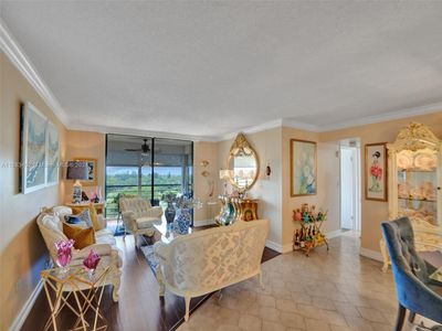 PH10-810 - 900 Saint Charles Pl, Condo with 3 bedrooms, 2 bathrooms and null parking in Pembroke Pines FL | Image 2