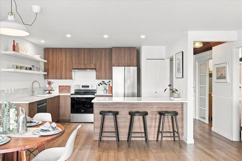 207-236 W 2nd St, North Vancouver, BC, V7M1C6 | Card Image