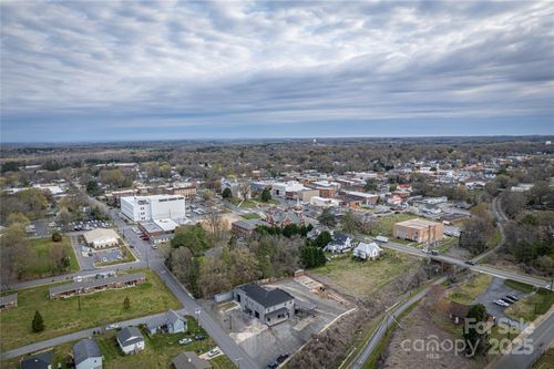 313 S Government St, Lincolnton, NC, 28092-2633 | Card Image