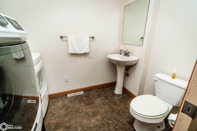 403 E Carleton St, House other with 6 bedrooms, 4 bathrooms and null parking in Toledo IA | Image 8
