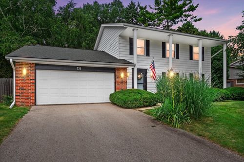 724 Hialeah Dr, Caledonia, WI, 53402-2158 | Card Image