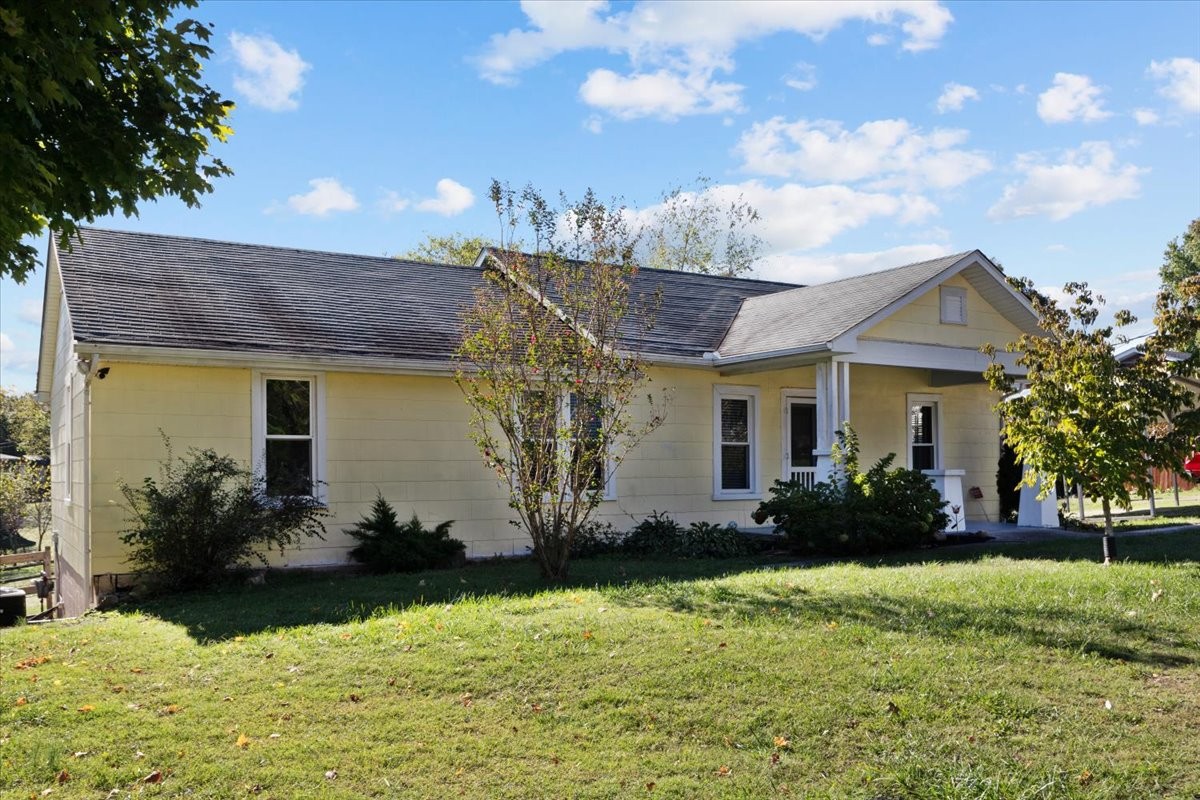 Charlton St, White Bluff, TN 37187