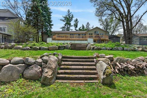 3945 N Vanstone Dr, Commerce Township, MI, 48382-1955 | Card Image