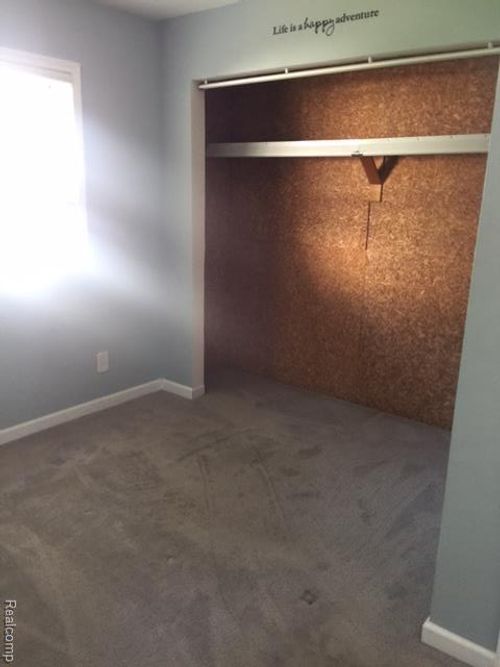 21801 Shakespeare Ave, Eastpointe, MI, 48021-2487 | Card Image