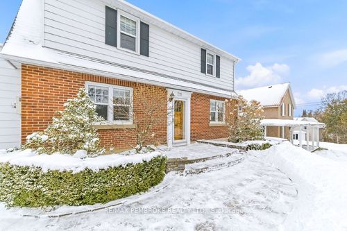 216 Metcalfe St, Pembroke, ON, K8A2V7 | Card Image