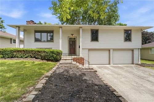 305 Sw Marion Ln, Lee's Summit, MO, 64081-2315 | Card Image