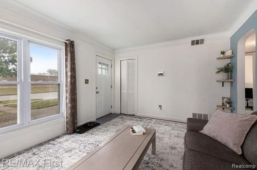 2217 E 10 Mile Rd, Royal Oak, MI, 48067-3535 | Card Image