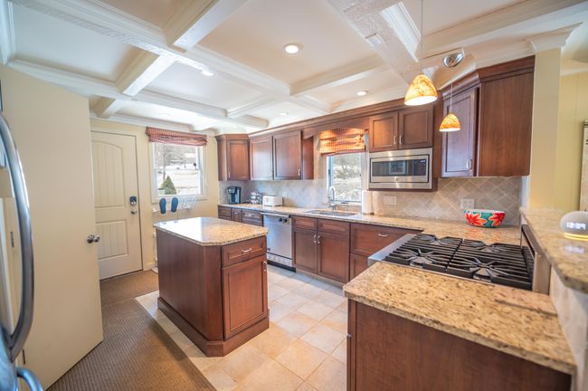 29A Maple Hill Loop, Condo with 3 bedrooms, 4 bathrooms and null parking in West Dover VT | Image 5