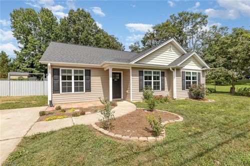 261 Raymond St, Mocksville, NC, 27028-2362 | Card Image
