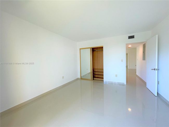 APT-403 - 2924 Collins Ave, Condo with 2 bedrooms, 2 bathrooms and null parking in Miami Beach FL | Image 12
