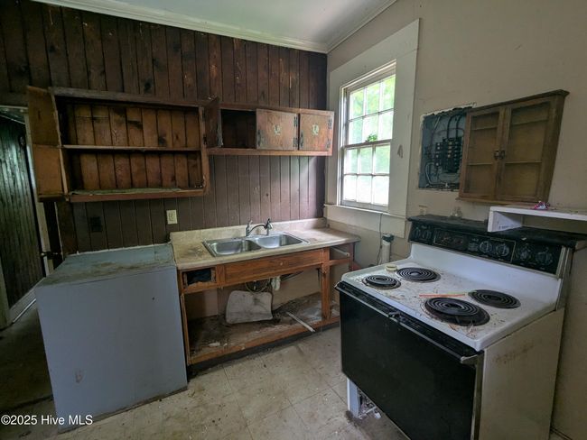 207 Bruton St W, Home with 4 bedrooms, 2 bathrooms and null parking in Wilson NC | Image 13