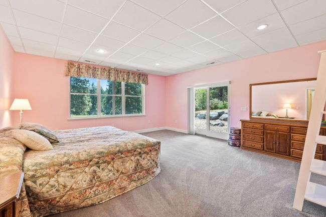 Lower level guest bedroom w/ ensuite 3/4 bath | Image 33