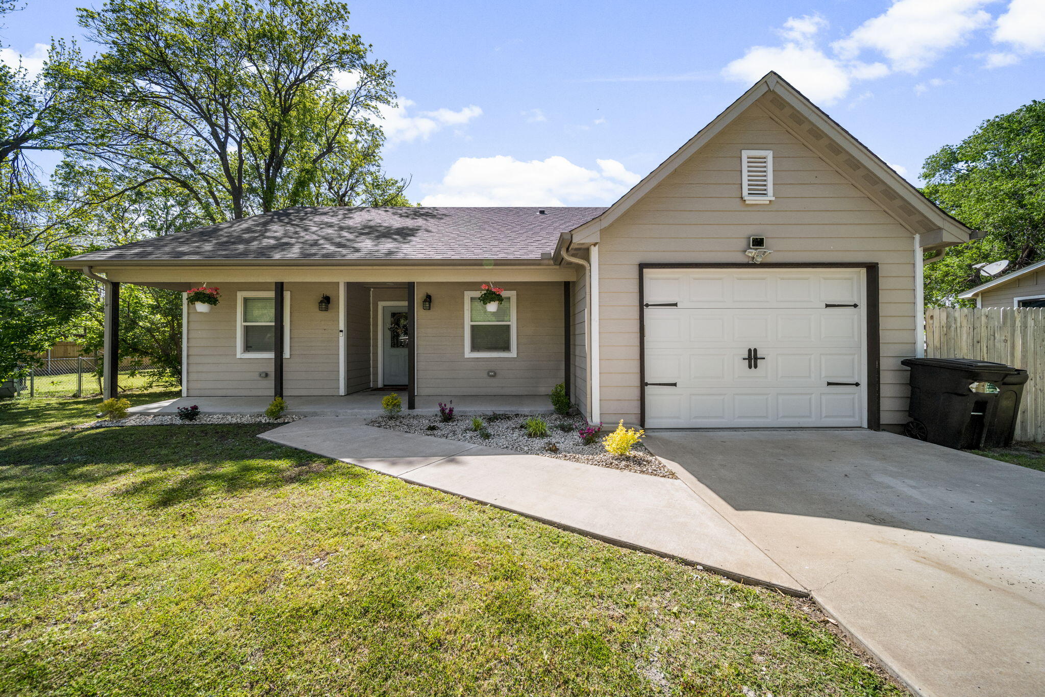 Whitaker St, Pryor, OK 74361