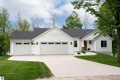 84 9 Mile Rd Nw, Comstock Park, MI, 49321-9519 | Card Image