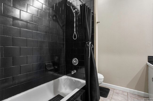 18218 Scenic Loop Rd, House other with 3 bedrooms, 2 bathrooms and null parking in Helotes TX | Image 10