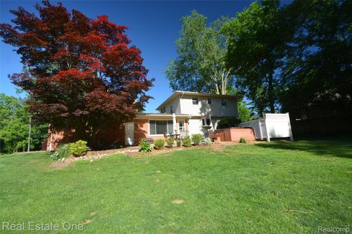 615 Willard Ave, Rochester Hills, MI, 48307-2367 | Card Image