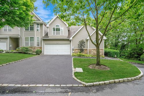 15 Arielle Ct, Islandia, NY, 11749-4801 | Card Image