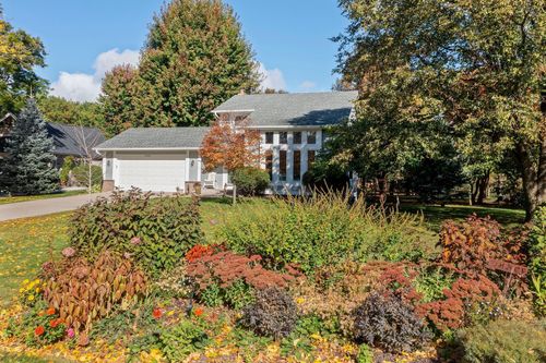 1293 Castle Ct, Golden Valley, MN, 55427-4454 | Card Image