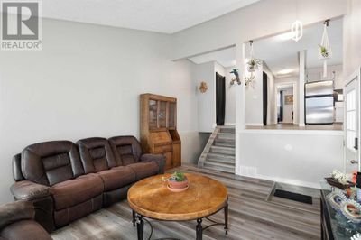 32 Maplewood Green, Home with 3 bedrooms, 2 bathrooms and null parking in Strathmore AB | Image 3