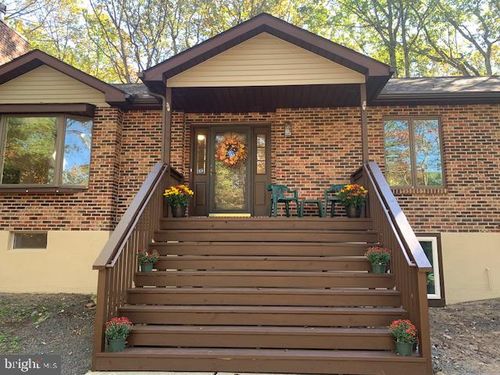 90 Midway Dr, Jim Thorpe, PA, 18229-9512 | Card Image