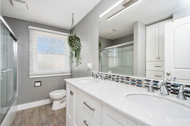Upper Level Full Bath | Image 25
