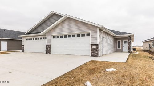 2506 34th Ave Se, Mandan, ND, 58554-2936 | Card Image