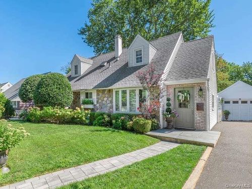 9 Robert Rd, Glen Cove, NY, 11542-4015 | Card Image