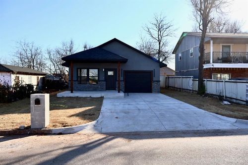 916 Se 42nd St, Oklahoma City, OK, 73129-5414 | Card Image